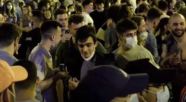 Miles de jóvenes celebrando el fin del estado de alarma en España