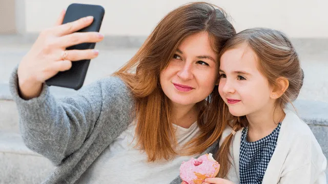 La tecnología es muy útil para las mamás modernas. No sólo la usan para trabajar sino para facilitar su crianza.