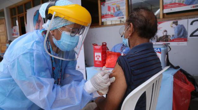 Brasil: al menos 33 adultos mayores que fueron vacunados se contagian de COVID-19 en un geriátrico.