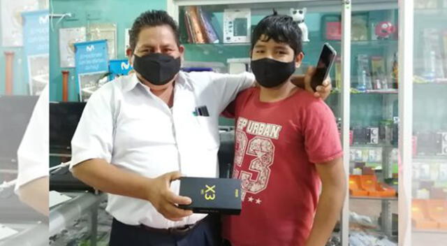 Alumno en Junín recibió celular de su profesor para llevar clases virtuales.