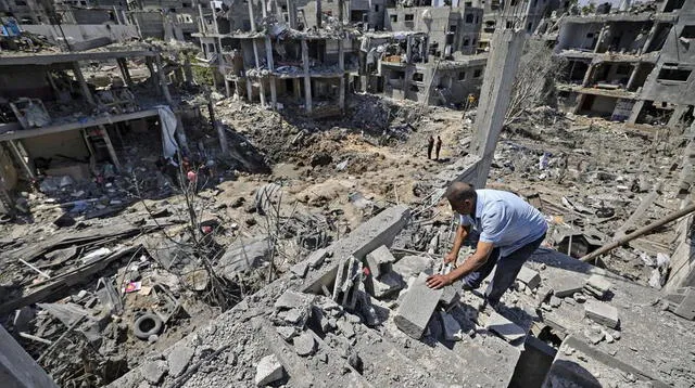 Los palestinos evalúan la destrucción causada por los ataques aéreos de Israel, en Beit Hanun, en el norte de la Franja de Gaza, el 14 de mayo de 2021.