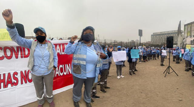 Trabajadores de limpieza del Callao exigen ser vacunados contra el COVID-19.