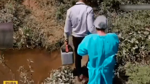 Enfermera cruza acequias para inocular a adultos mayores de caseríos en Piura