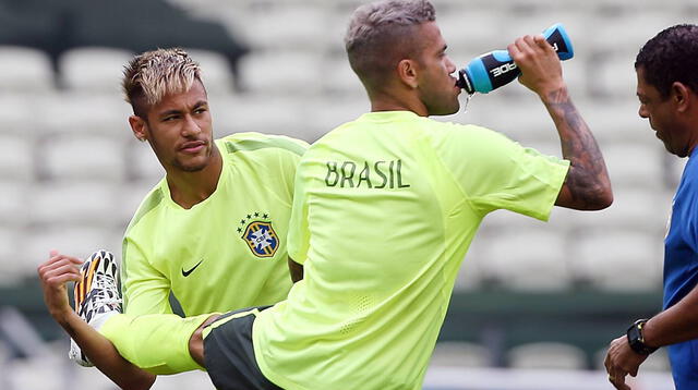 Neymar y  Dani Alves se vuelven a encontrar en la selección de Brasil