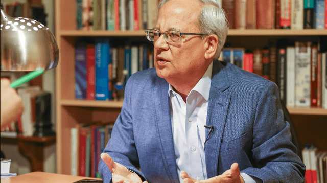César Hildebrandt respaldó al antifujimorismo y cuestionó a Mario Vargas Llosa.