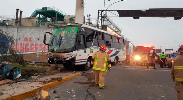 bus de trasporte público choca contra muero