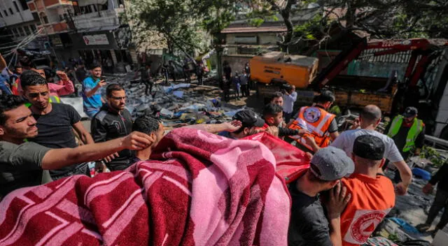 Palestinos buscan a sus familiares en los escombros.