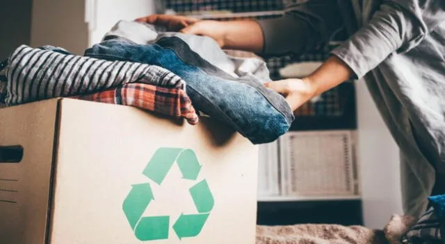 Recicla y reutiliza la ropa vieja. Una buena opción es donarla.