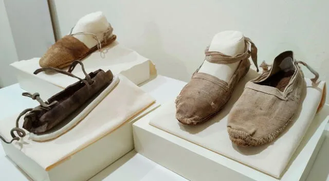 Exhibición de calzado prehispánico y colonial.
