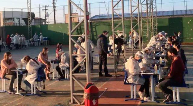 En imágenes, un gimnasio universitario fue uno de los centro de vacunación masiva contra el coronavirus en Botucatu .