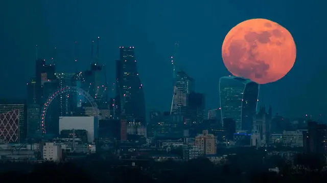 Una superluna de sangre sobre los edificios de Londres. Foto: London News Pictures