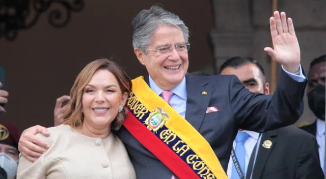 El nuevo presidente de Ecuador, Guillermo Lasso, saluda junto a la primera dama, María de Lourdes Alcívar Crespo, hoy, en el Palacio de Gobierno, en Quito.