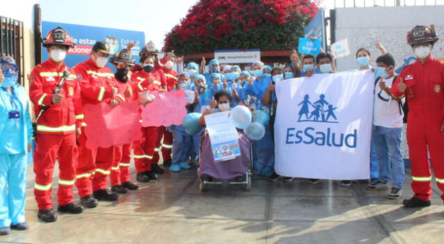 Hospital de EsSalud dio de alta a paciente COVID-19 del Cuerpo de Bomberos del Perú.