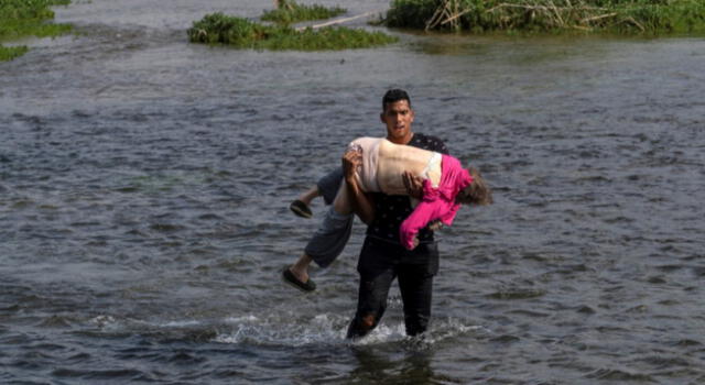 Joven migrante carga en sus brazos a adulta mayor y cruza río Bravo para llegar a EE. UU.
