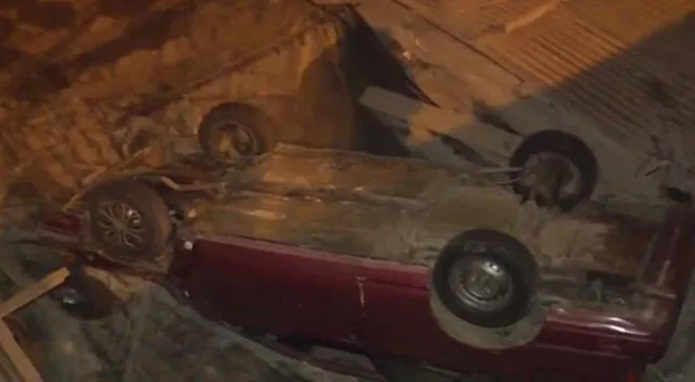 La caída del vehículo destrozó el techo de calamina de la vivienda de la menor.