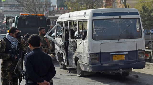 Atentado en Afganistán: al menos 4 muertos y 13 heridos en explosión de un autobús universitario.