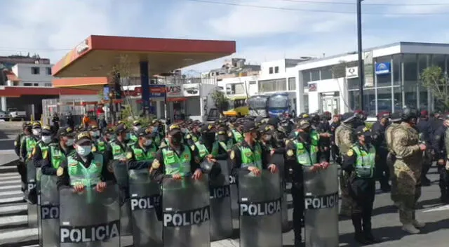 Policías se encuentran listos para brindar seguridad durante el debate presidencial en Arequipa.