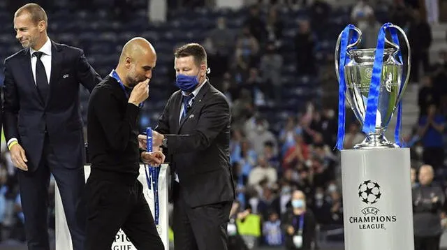 Guardiola besa la medalla de subcampeón de la Champions 2020-2021.