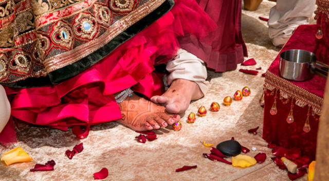 El Saptapadi es una ceremonia que consiste en realizar siete promesas alrededor del fuego.