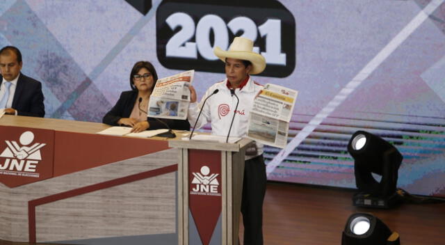 Pedro Castillo mostró dos portadas de diario en el debate presidencial que se desarrolla en Arequipa.
