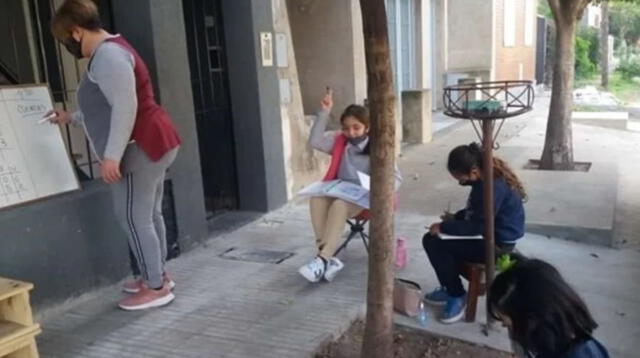 Argentina: Profesora da clases afuera de su vivienda y con un pizarrón prestado para niños durante pandemia