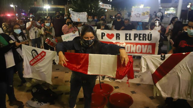 Manifestantes lavaron banderas en Chiclayo
