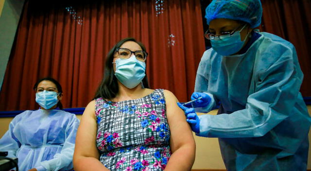 Una mujer recibe la vacuna contra la covid-19 hoy, en la Universidad Salesiana, en Quito.