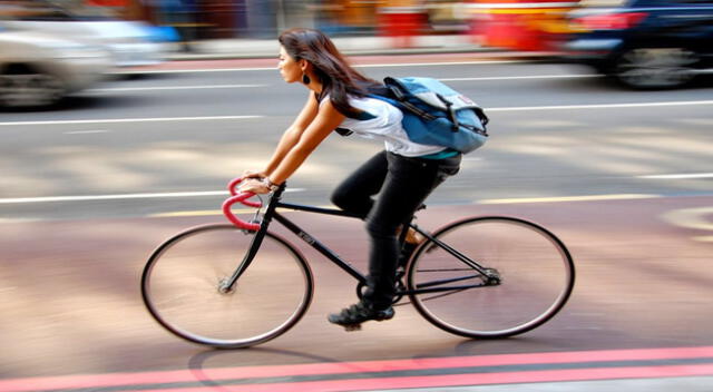 Transportarte en bicicleta te ahorra tiempo, no contamina y ayuda a mantener una buena salud.