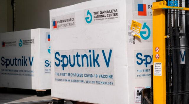 Rusia realizó un ensayo combinado con la vacuna Sputnik V y de AstraZeneca, y hasta el momento, no se han informado efectos secundarios negativos.