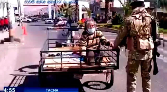 Los adultos mayores contaron con la ayuda de la Policía Nacional del Perú.