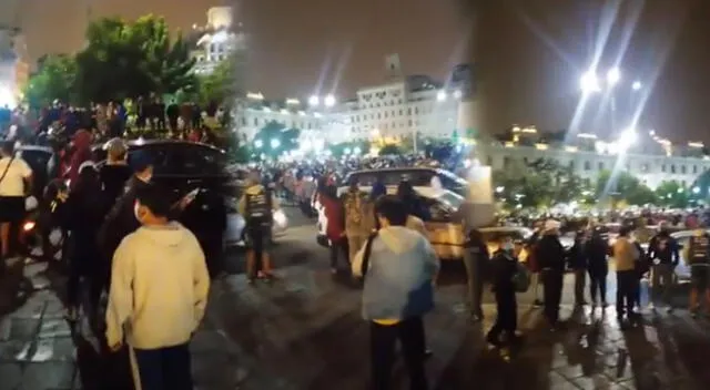 Ciudadanos salieron a marchar al Cercado de Lima tras resultados del flash de América TV / Ipsos Perú .