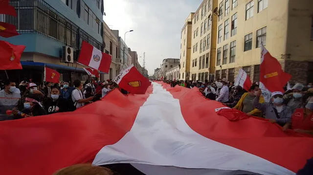 Simpatizantes lucen una bandera peruana en el frontis de la ONPE.