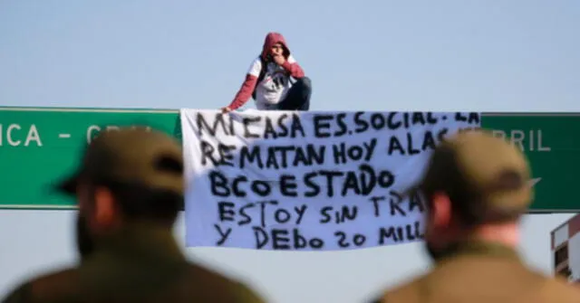 Hombre sube a señal de tránsito para protestar por remate de su casa en Chile: no tiene trabajo por pandemia