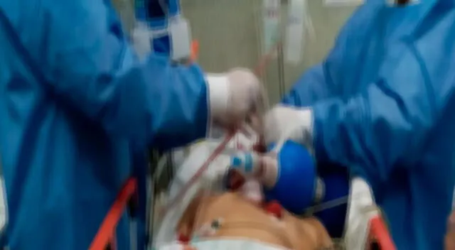 El herido siendo asistido por los médicos del hospital Cayetano Heredia