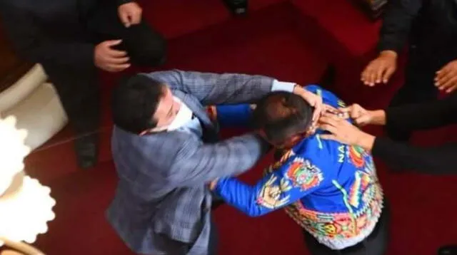 Congresistas se van a golpes en el Parlamento de Bolivia.