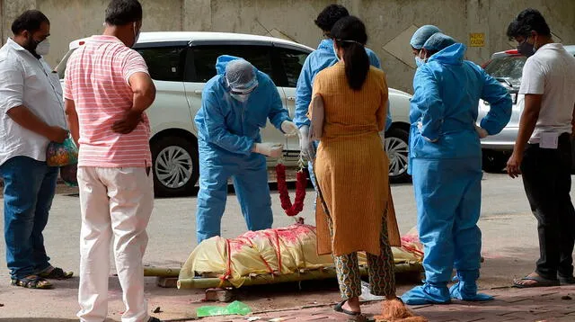 Las autoridades sanitarias informaron este jueves que la India ha registrado un nuevo récord en el número de decesos diarios con 6.148 fallecidos por el SARS-CoV-2.