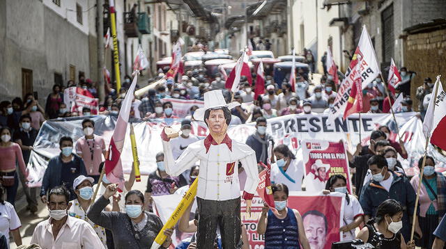 Tacabamba. Seguidores de Castillo marchan en defensa de los votos a favor de Perú Libre.