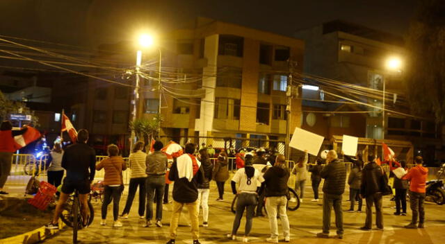 La Policía Nacional del Perú tuvo que aproximarse hasta el domicilio de ambas autoridades electorales para resguardar el lugar y evitar cualquier acto vandálico.