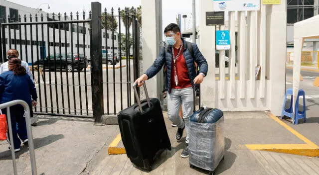 Una persona alista maletas durante anuncio de cerco epidemiológico en Arequipa