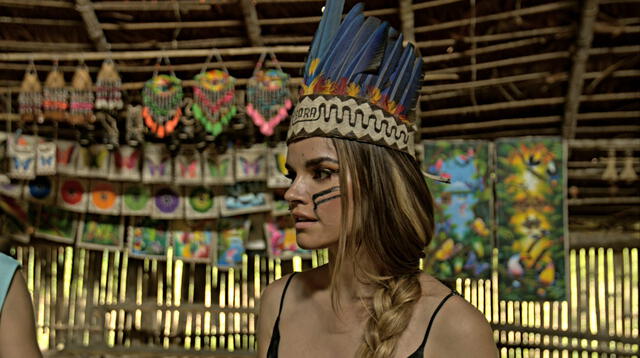Melody  junto a pueblo aborigen los Bora en Iquitos.