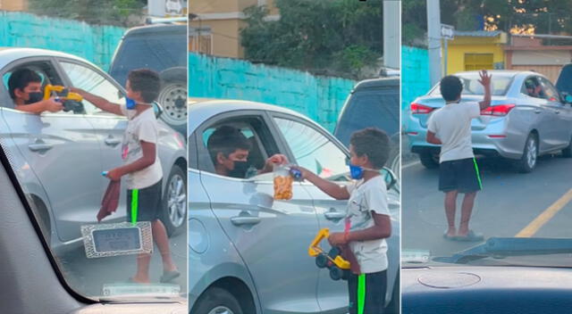 El niño desaparece por un momento, y luego regresa a la escena con una pequeña bolsa de chicharrones que su familia vende en la calle.