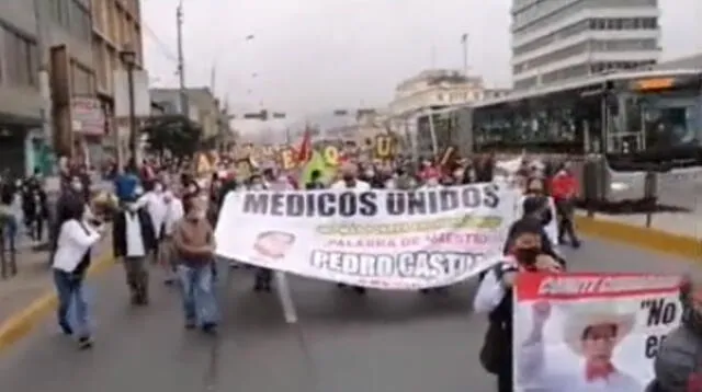 Médicos y personal de salud se unen a marcha a favor del electo presidente Pedro Castillo.