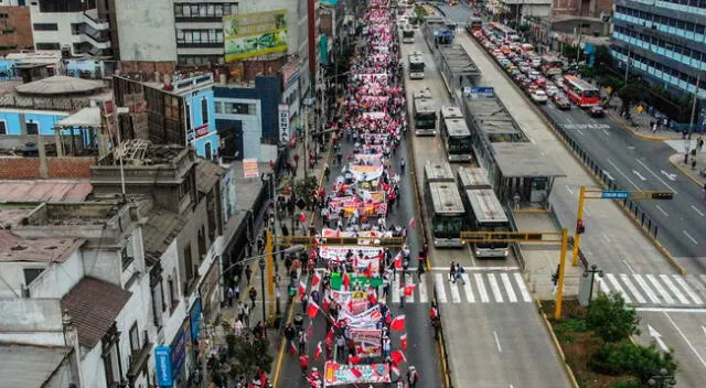 Miles de ciudadanos de diferentes regiones del país se concentraron en la Plaza Dos de Mayo, con ruta a Plaza San Martín, en apoyo a Pedro Castillo..
