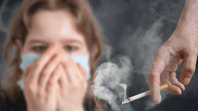 Fumar aumenta en 71 % el riesgo de padecer estados graves de COVID-19, advierte estudio.