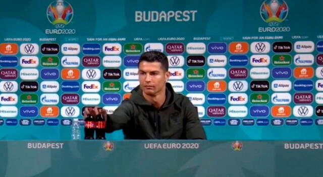 Cristiano Ronaldo retiró dos botellas de Coca Cola en plena conferencia de prensa en Budapest.