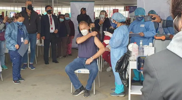 El alcalde de Lima recibió la dosis en el vacunatorio del Parque de la Exposición.