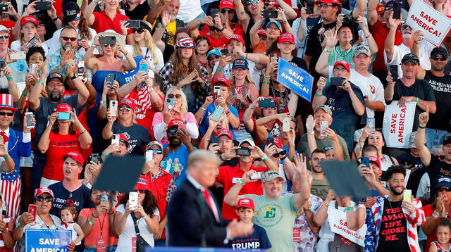 El expresidente de los Estados Unidos Donald Trump se dirige a los simpatizantes durante un mitin en Ohio.