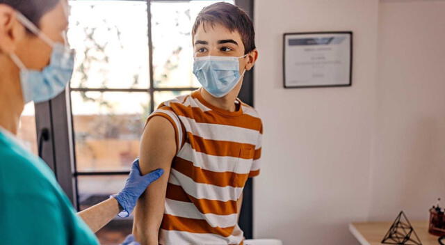 Adolescentes presentan problemas del corazón tras ser vacunados en Estados Unidos.