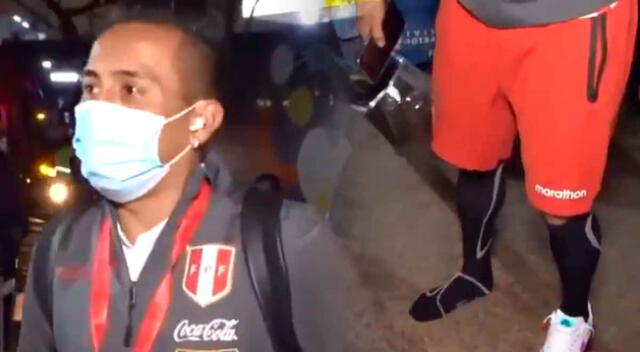 Christian Cueva se mostró incómodo por no tener su zapatilla.