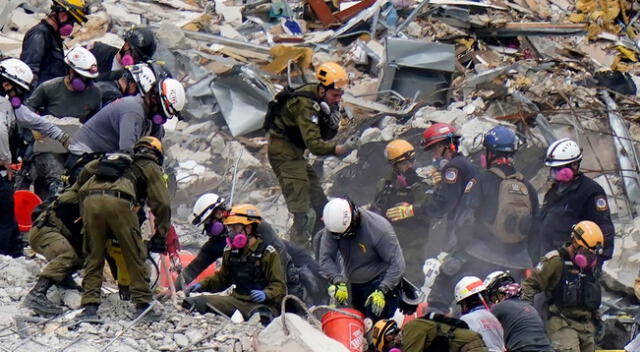 Equipos de Estados Unidos e Israel trabajan en el condominio de escombros Champlain Towers South.
